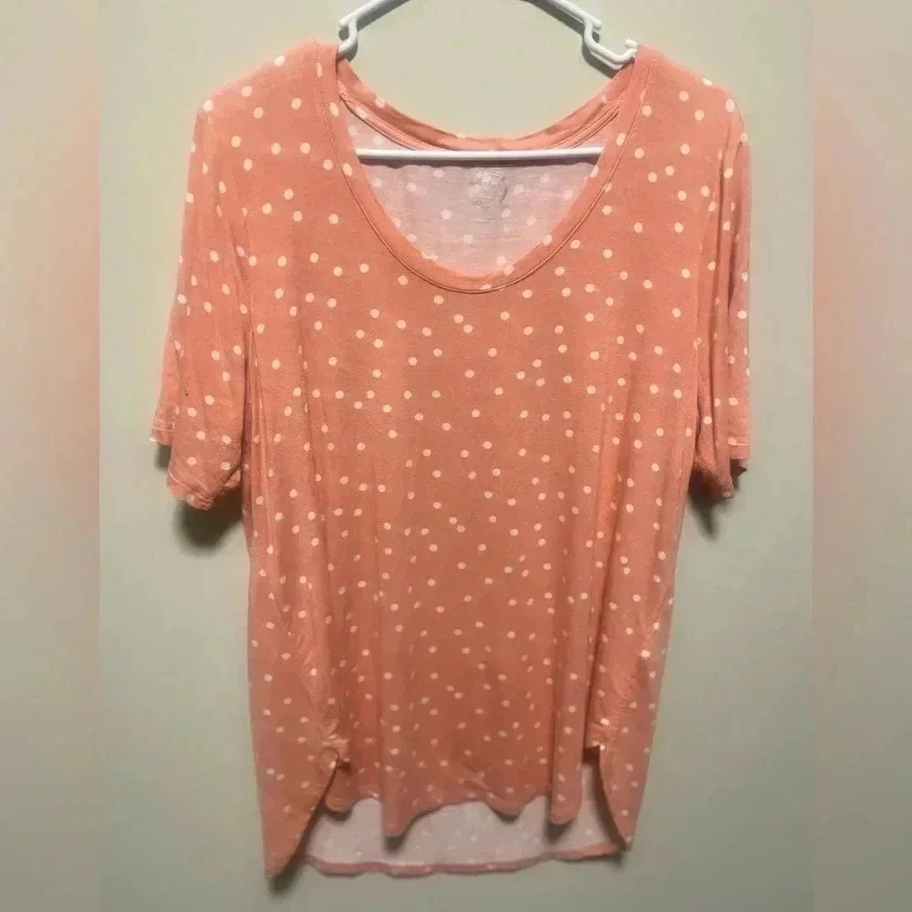 Maurice’s peach polka dot 24/7 tee like new size large